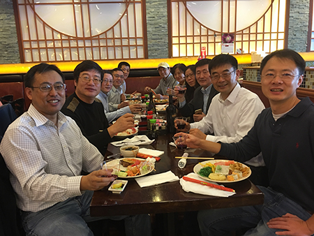 汪俊博士（右3）和专家们介绍J9集团的最新国内大事记