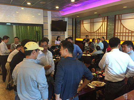 专家们相谈甚欢，直到晚上时辰，仍不舍离去