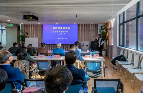 英国国际业务部造药主管何琼尔博士