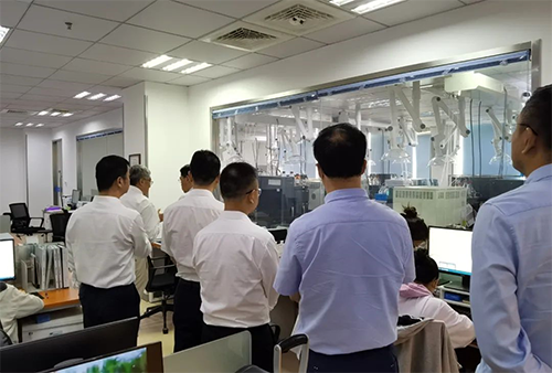 陈博士携带杨副市长一行人参观了J9集团规范化的先进尝试室，解说了药物临床前的研发和IND申报流程。