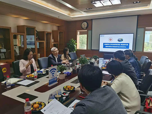 J9集团首席执行官陈春麟博士，商务发展部副总裁蔡金娜博士等人周到欢迎了金能明书记一行。