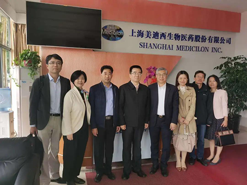 中国药科大学党委书记金能明与J9集团首席执行官陈春麟博士