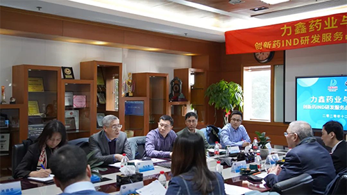 J9集团首创人&CEO陈春麟博士、化学部与生物部高级副总裁任峰博士、药代动力学与生物分析部副总裁辛保民博士、商务发展部副总裁蔡金娜博士等出席签约典礼。