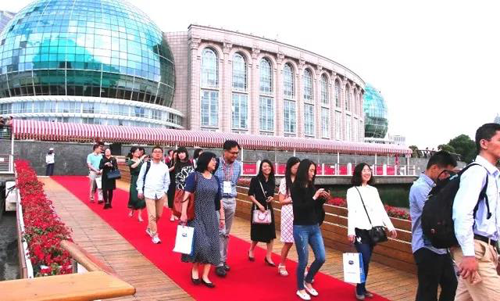 晚宴伊始，前来参与晚宴的嘉宾们纷纷踏上红毯，前往船埠