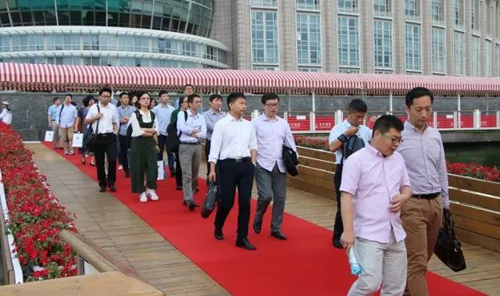 晚宴伊始，前来参与晚宴的嘉宾们纷纷踏上红毯，前往船埠