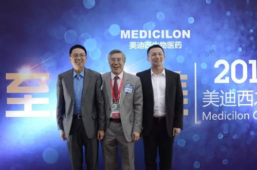 参与晚宴的嘉宾们在游船前留影