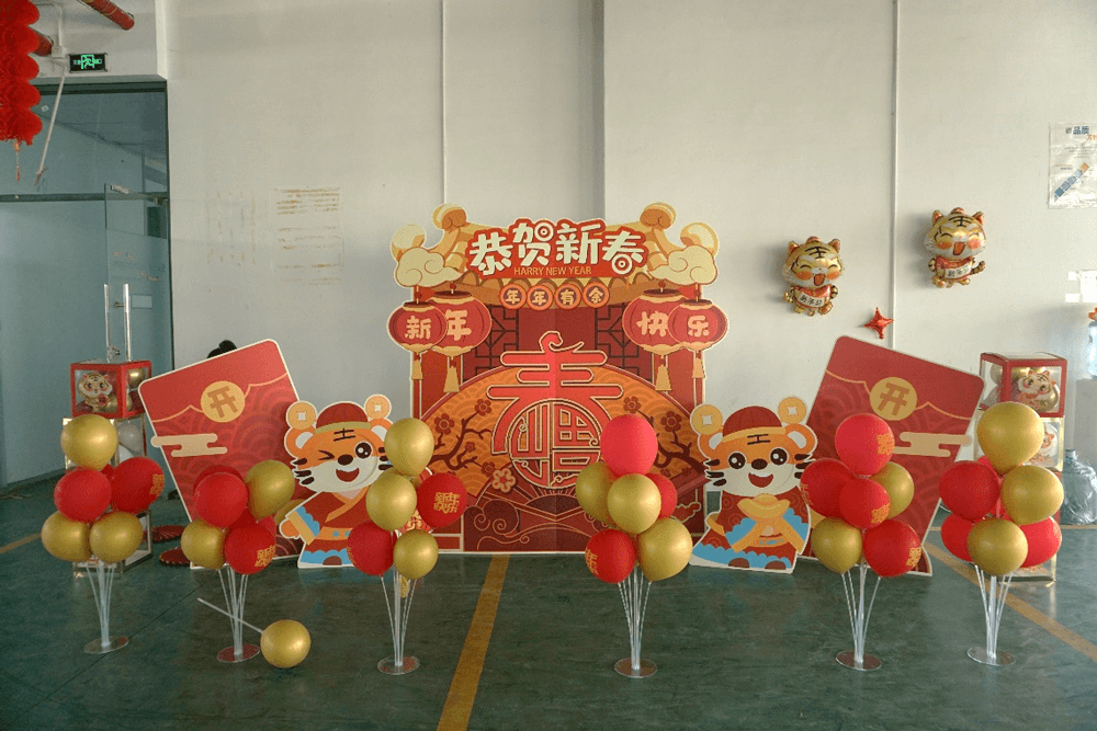 整个活动会场张灯结彩，窗花、春联、福字，安插得春风得意。